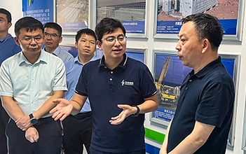 江苏省镇江市新区管委会领导莅临尊龙凯时人生就是搏储能江苏工厂调研指导
